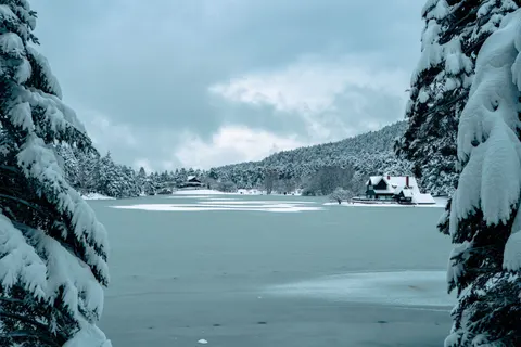 Frozen Lake 4K Wallpaper · nature · 3840×2560