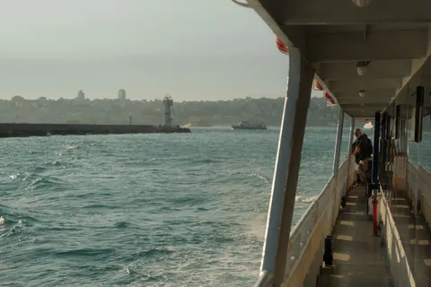 Обои Маяк на побережье 4K · ocean · 3840×2560