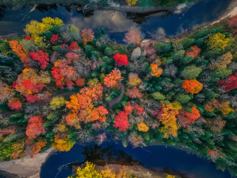 秋日河流 4K桌布 · nature · 3840×2880