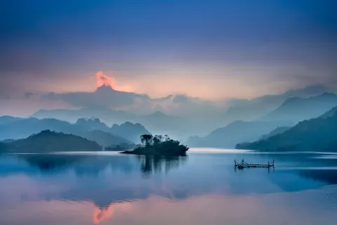 Hình nền Hồ Núi Sương Mù 4K · nature · 3840×2561