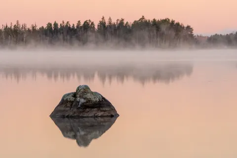 Papel de parede Lago de Montanha na Névoa 4K · nature · 3840×2560