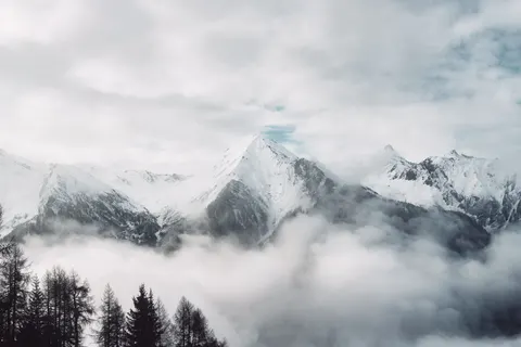 云端之上 4K壁纸 · mountains · 3840×2560