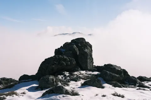 Above the Clouds 4K Wallpaper · mountains · 3840×2560