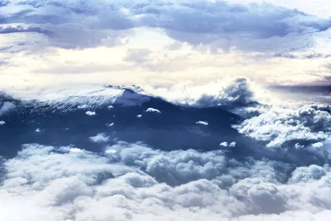 Above the Clouds 4K Wallpaper · mountains · 3840×2560