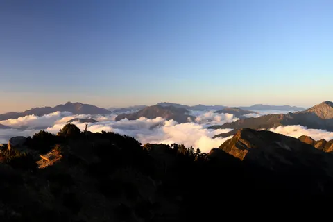 구름 위 4K 배경화면 · mountains · 3840×2560