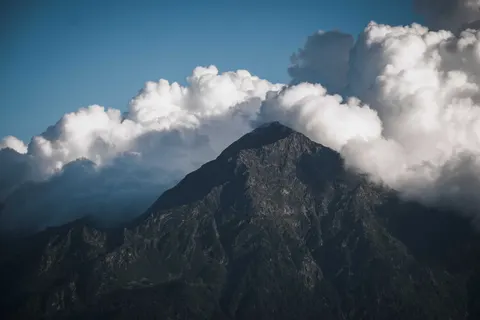 Above the Clouds 4K Wallpaper · mountains · 3840×2560