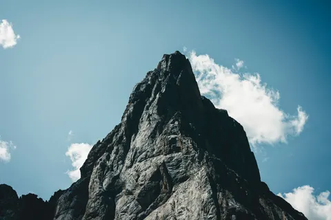 Fondo de pantalla Montañas 4K · mountains · 3840×2561