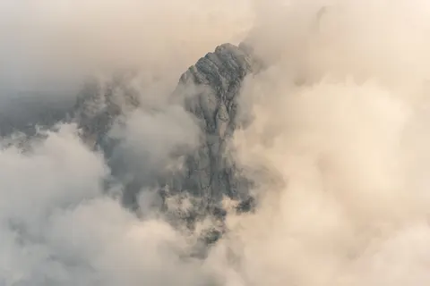 山脉 4K壁纸 · mountains · 3840×2563