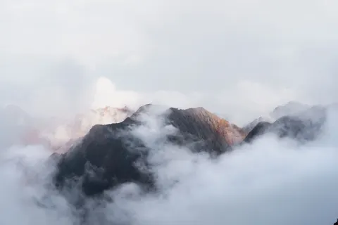山脉 4K壁纸 · mountains · 3840×2560