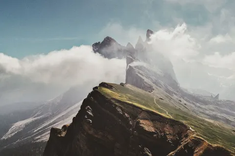 Above the Clouds 4K Wallpaper · mountains · 3840×2560