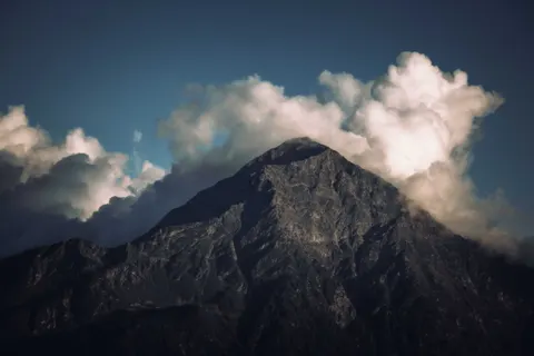 Above the Clouds 4K Wallpaper · mountains · 3840×2560