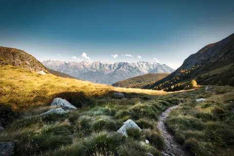 Bergpfad 4K Hintergrundbild · mountains · 3840×2560