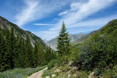Обои Горная тропа 4K · mountains · 3840×2560