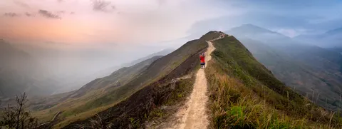 Fond d'écran Sentier de montagne 4K · mountains · 3840×1444