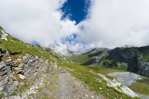 Bergpfad 4K Hintergrundbild · mountains · 3840×2558