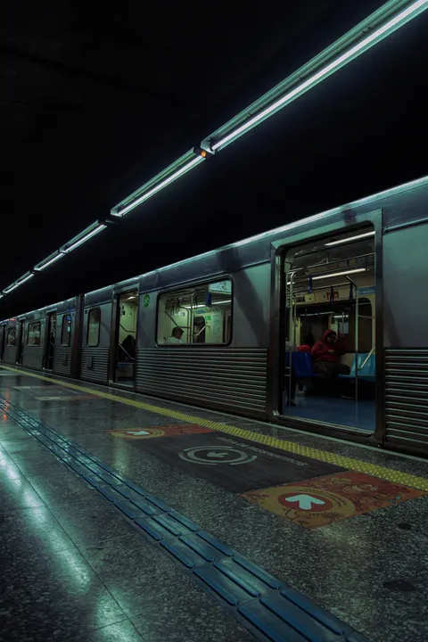 Metro Phone Wallpaper · street · 1440×2160