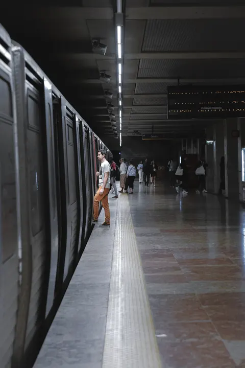 Metro Phone Wallpaper · street · 1440×2160