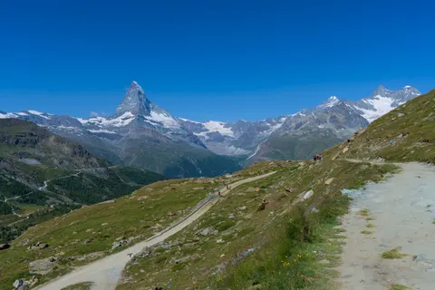 山間步道 4K桌布 · mountains · 3840×2558