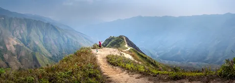 山间步道 4K壁纸 · mountains · 3840×1366