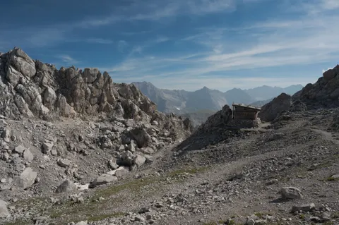 Fond d'écran Sentier de montagne 4K · mountains · 3840×2555