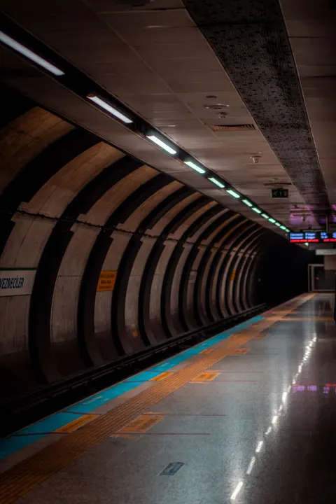 Metro Phone Wallpaper · street · 1440×2160