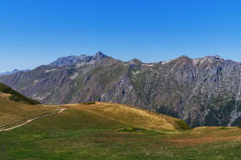 山间步道 4K壁纸 · mountains · 3840×2560