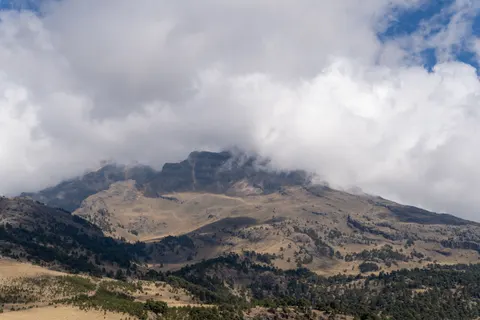 Vulkangipfel 4K Hintergrundbild · mountains · 3840×2560