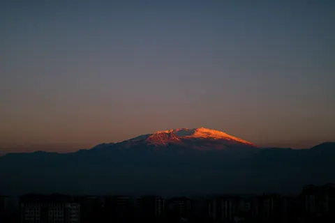Goldener Gipfel 4K Hintergrundbild · mountains · 3840×2560