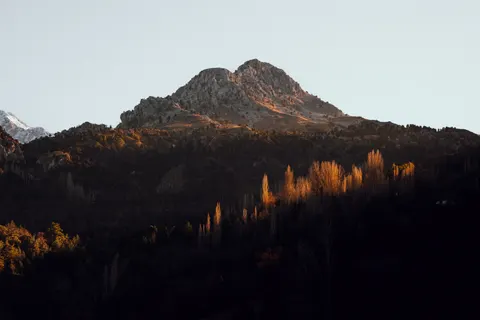 金色山峰 4K桌布 · mountains · 3840×2560