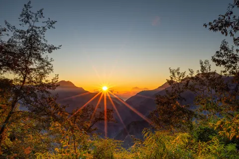 황금 봉우리 4K 배경화면 · mountains · 3840×2560