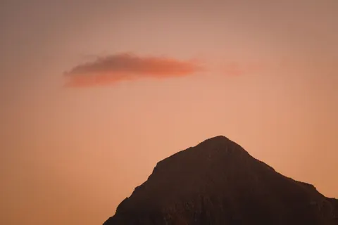 Golden Peak 4K Wallpaper · mountains · 3840×2560