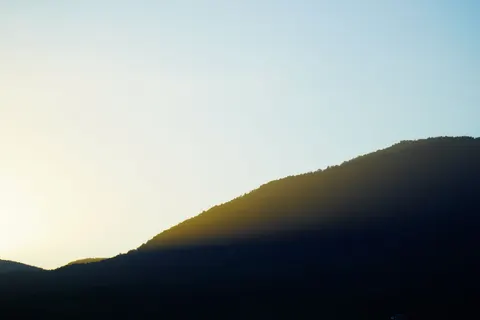 Обои Золотая вершина 4K · mountains · 3840×2560