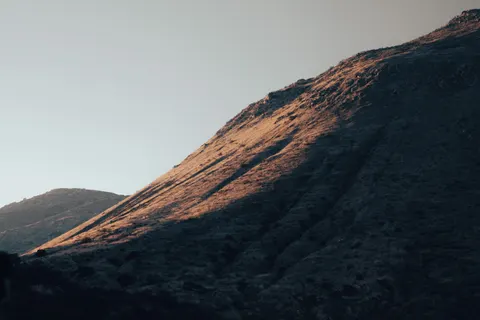 Обои Золотая вершина 4K · mountains · 3840×2560