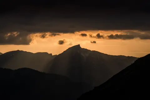 خلفية قمة ذهبية بدقة 4K · mountains · 3840×2560