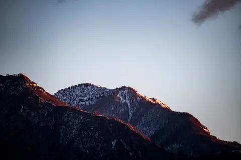 황금 봉우리 4K 배경화면 · mountains · 3840×2560