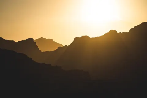 Goldener Gipfel 4K Hintergrundbild · mountains · 3840×2560