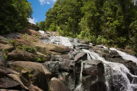Regenwald-Wasserfall 4K Hintergrundbild · nature · 3840×2562