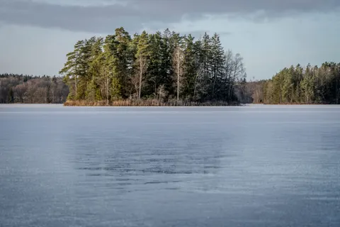 Frozen Lake 4K Wallpaper · nature · 3840×2560