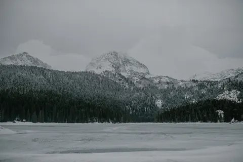 Frozen Lake 4K Wallpaper · nature · 3840×2560
