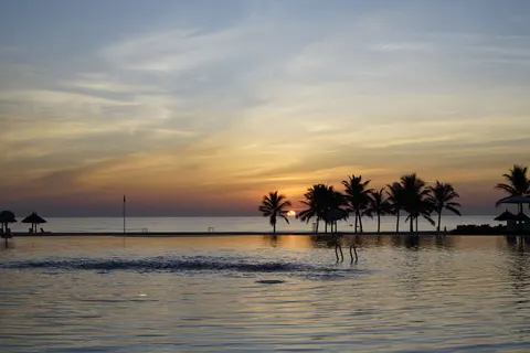 Sonnenuntergang am Palmenstrand 4K Hintergrundbild · nature · 3840×2561