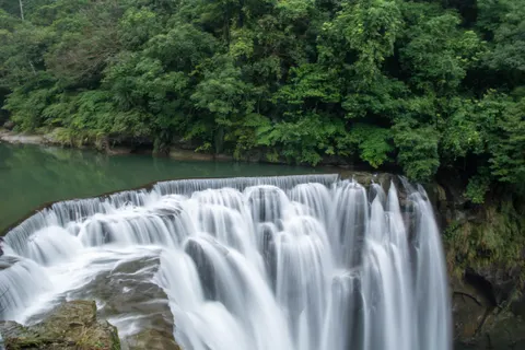 Rainforest Waterfall 4K Wallpaper · nature · 3840×2560