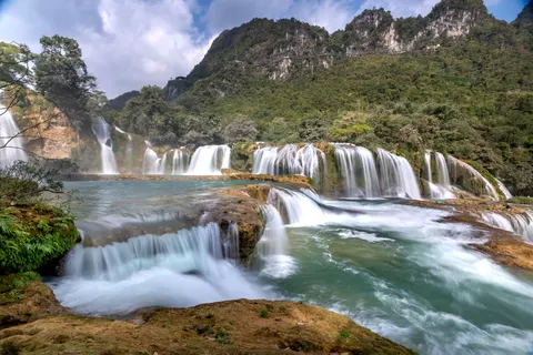 Rainforest Waterfall 4K Wallpaper · nature · 3840×2560