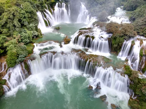 Rainforest Waterfall 4K Wallpaper · nature · 3840×2880
