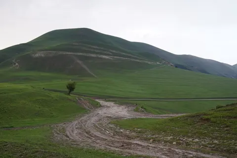 خلفية تلال خضراء بدقة 4K · nature · 3840×2560