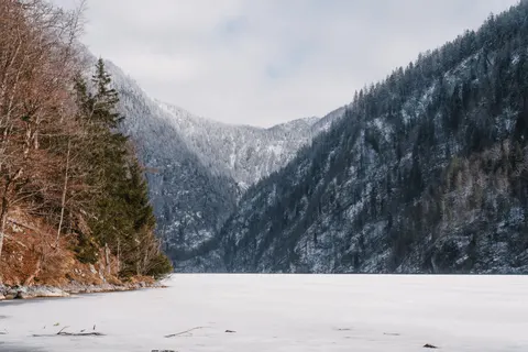Frozen Lake 4K Wallpaper · nature · 3840×2562