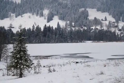 Frozen Lake 4K Wallpaper · nature · 3840×2558