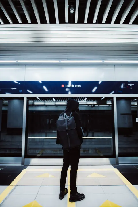 Metro Phone Wallpaper · street · 1440×2160