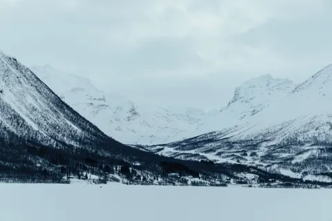 Frozen Lake 4K Wallpaper · nature · 3840×2560