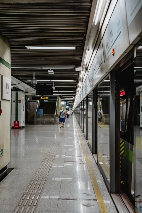 Metro Phone Wallpaper · street · 1440×2160