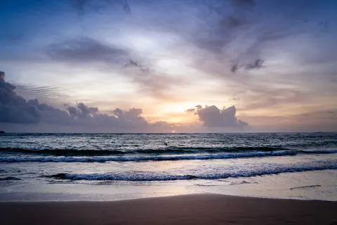 Fond d'écran Coucher de soleil sur plage de palmiers 4K · nature · 3840×2563